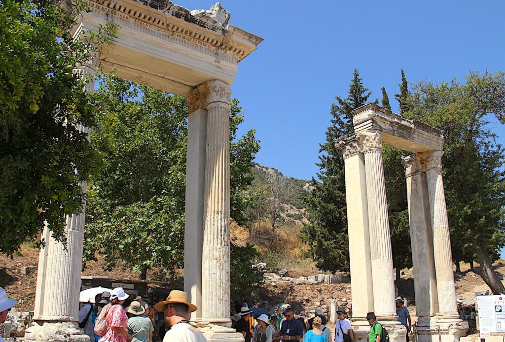 Hadrian's Gate, Kouretes Street