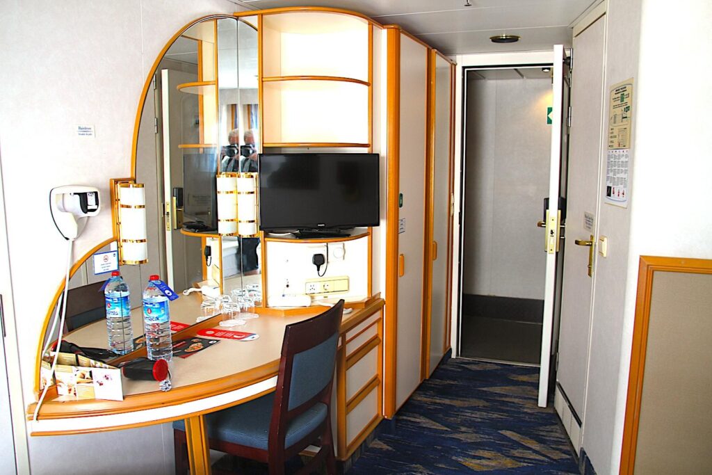 MV Gemini Cat 6 Superior Cabin