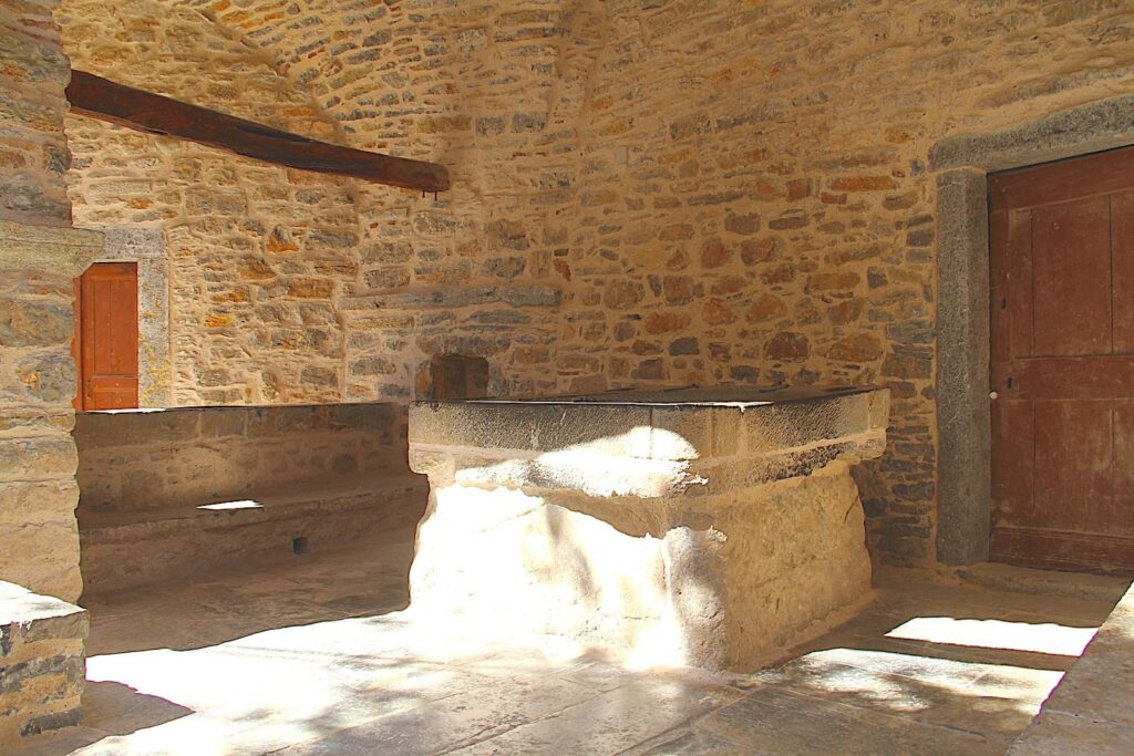 Well in Tower of Militas, Mesta