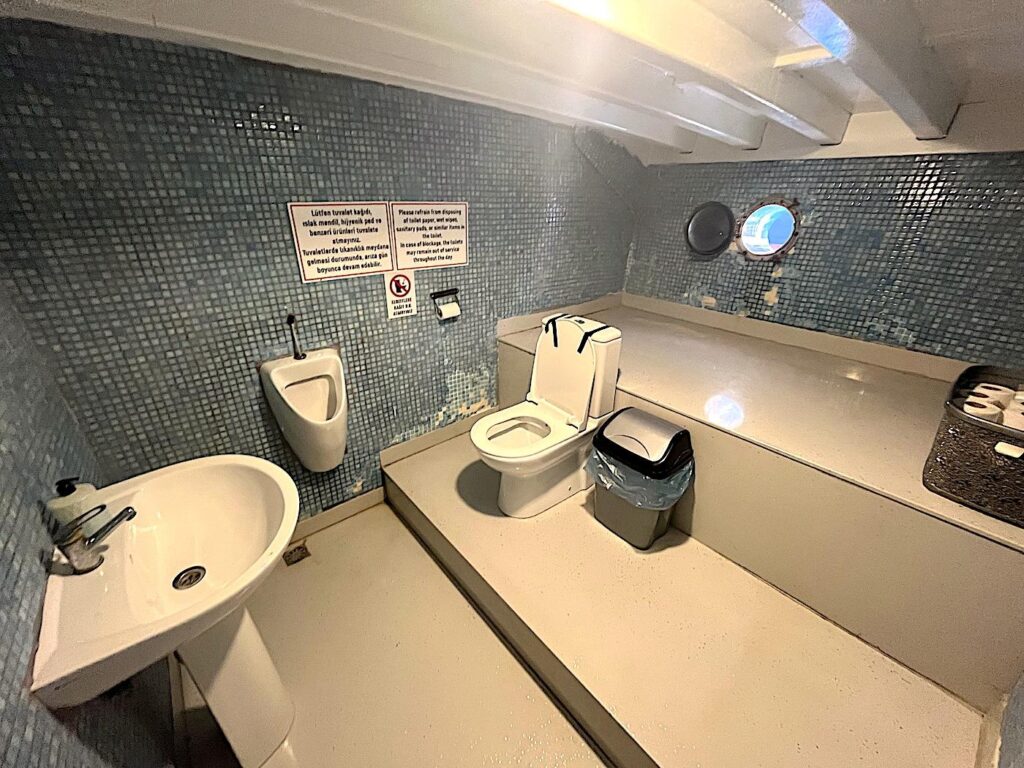 Lady Bente  - Mens Bathroom