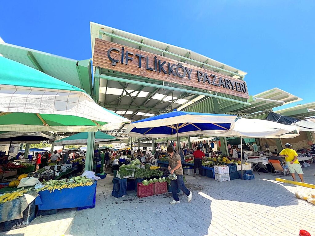 Çiftlikköy Market Entrance