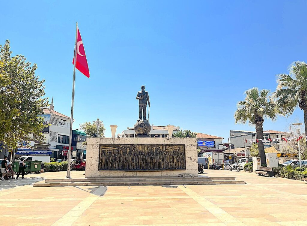 Urla Republic Square (Cumhuriyet Meydanı)