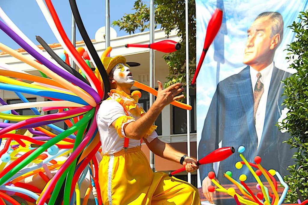 Jugglers on Çeşme Cumhuriyet Meydanı