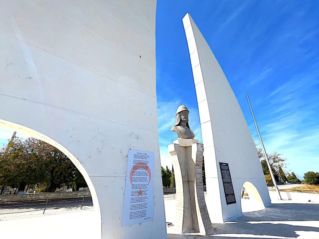 The Çakabey Monument (Anıtı) - Çeşme statues