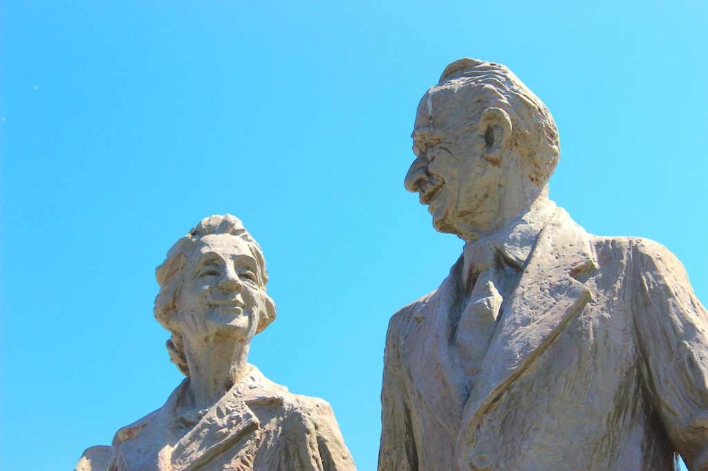 Çeşme Statues & Monuments - İsmet İnönü