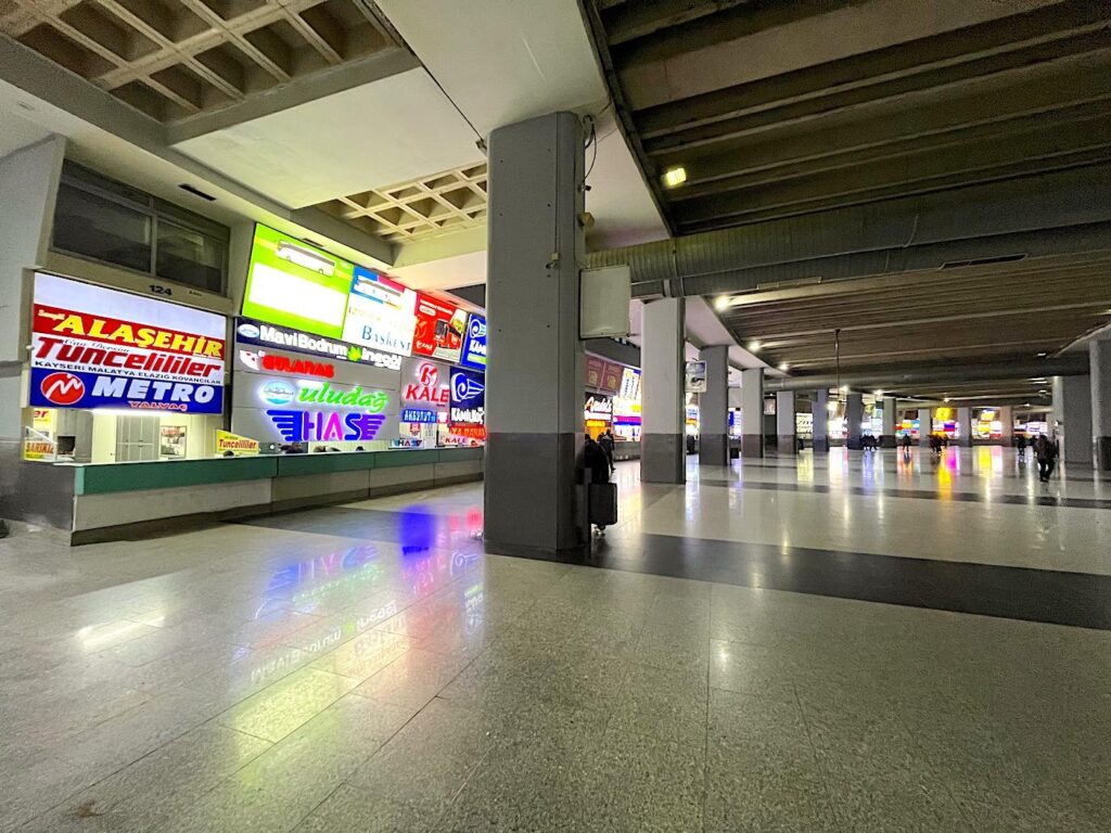Izmir Coach Station İzotaş Ticket Offices (mid-level) 